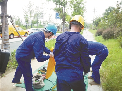 電力工作人員正在脫掉絕緣服裝（zhuāng）